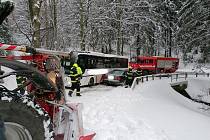 Sníh v sobotu zkomplikoval dopravu na silnici II/311 z Deštného v Orlických Horách do Orlického Záhoří.