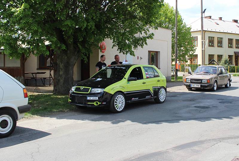 Houdkovice pořádně ožily, v malé obci teď mají závodníci svoji základnu.