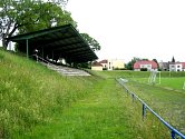 Stará tribuna na fotbalovém stadionu v Kostelci nad Orlicí