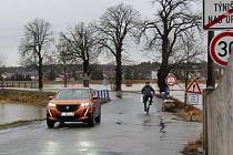 Ilustrační foto. Při silných deštích stoupající hladina Orlice zaplavuje louky i cyklostezku u Týniště nad Orlicí.