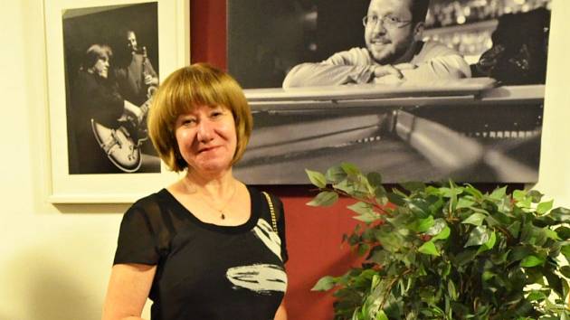 Lenka Neubauerová žije od roku 1986 v Kostelci nad Orlicí. Vystudovala taneční pedagogiku. Od roku 1992 vyučuje na Základní umělecké škole F. I. Tůmy v Kostelci nad Orlicí, předtím působila 15 let na ZUŠ v Rychnově nad Kněžnou, kde vybudovala TO. 