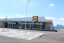 Letos v červnu se v Dobrušce otevřel supermarket Lidl. Právě v sousedství Lidlu a Penny Marketu by v budoucnu lidé mohli vyrazit za nákupy i do dalších obchodů.