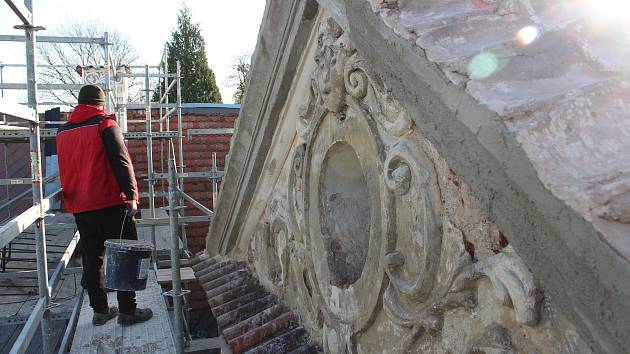 Rozsáhlou rekonstrukcí prochází střecha a komíny doudlebského zámku. Opravit je třeba i římsy.