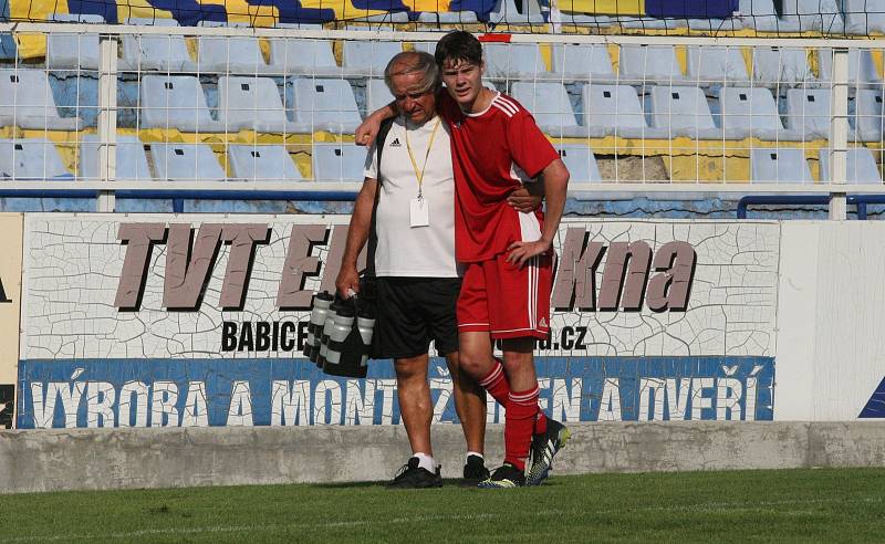 Fotbalisté Starého Města (žluté dresy) doma zvítězili nad Uherským Ostrohem přesvědčivě 7:2.