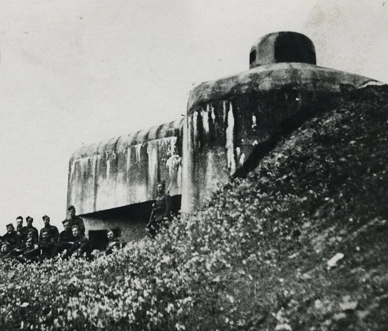 Pevnost Hanička roku 1938. První pevnůstky se v pohraničí začaly objevovat v roce 1936. Do podzimu 1938, kdy se většina pohraničního opevnění po přijetí Mnichovské dohody musela bez boje opustit, bylo stavebně dokončeno pět tvrzí. Mezi nimi i Hanička.