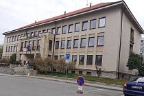 Budova, do níž se jednotlivé odbory městského úřady už přesunuly či se ještě stěhují. Dříve byly rozeseté na několika místech Dobrušky.