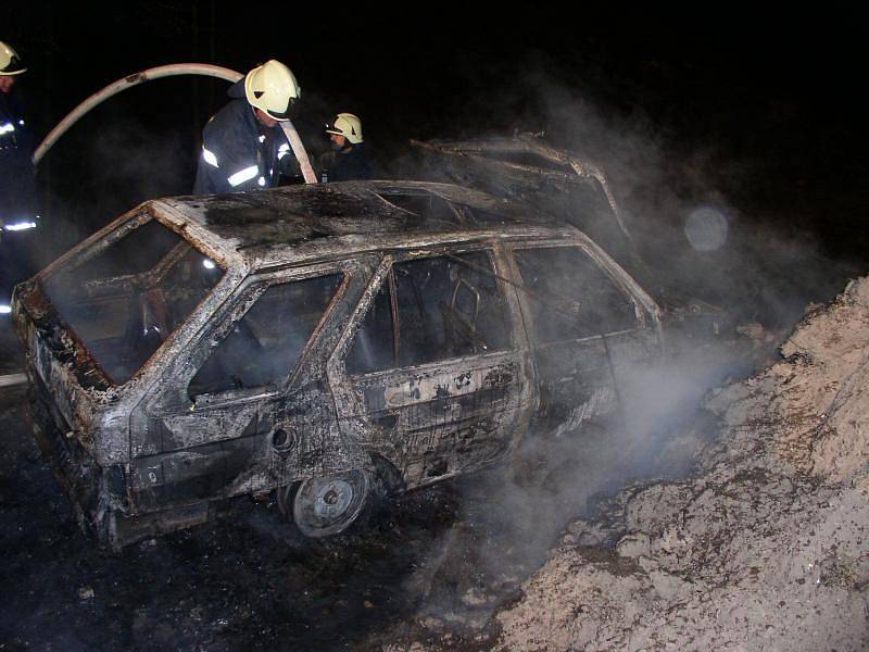 Vamberk: Požár osobního vozidla naštěstí skončil bez zranění.