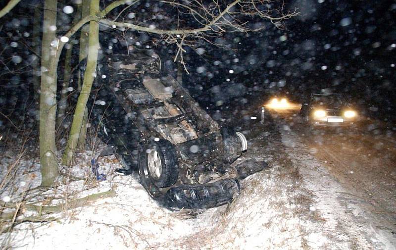 Dopravní nehoda nákladního a dvou osobních vozidel mezi Dobruškou a Cháborami.