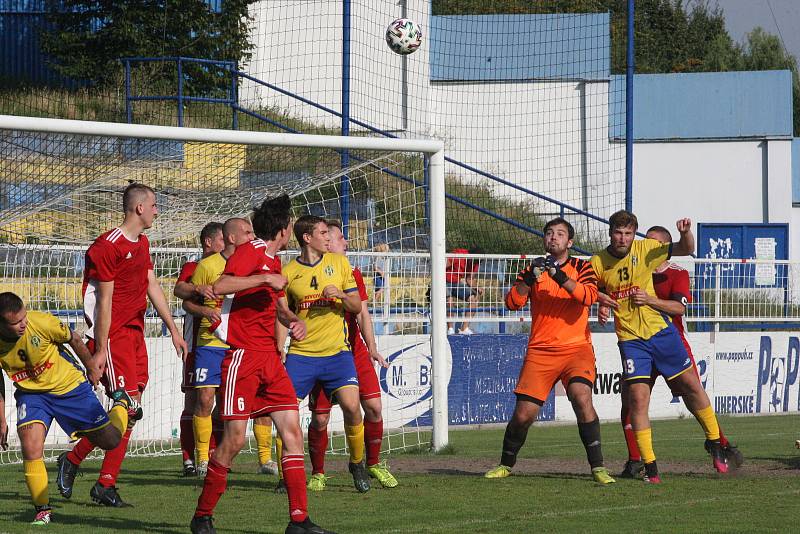 Fotbalisté Starého Města (žluté dresy) doma zvítězili nad Uherským Ostrohem přesvědčivě 7:2.