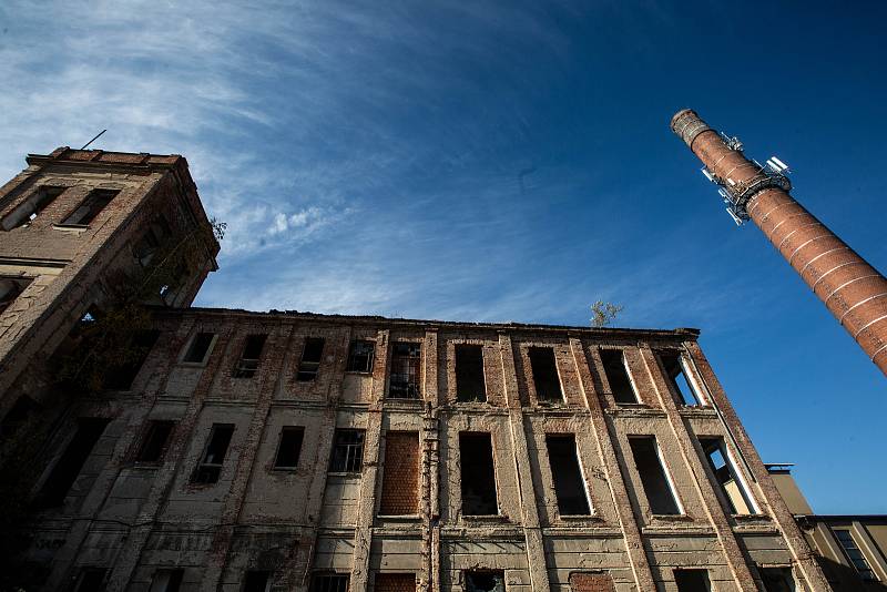 Zkrachovalá fabrika Perla v Doudlebách nad Orlicí.