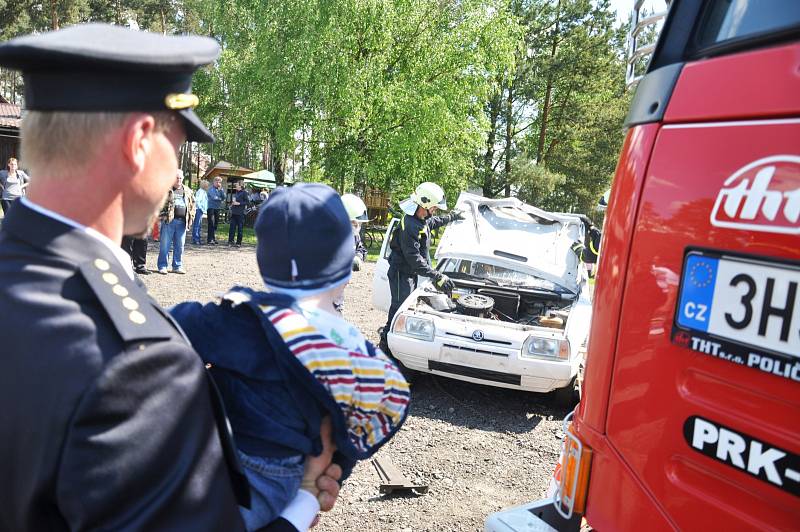 UKÁZKA vyproštění osob z havarovaného auta byla jedním z nejlákavějších bodů programu.