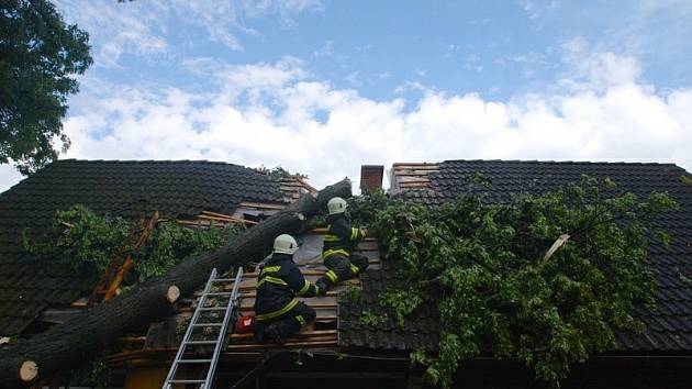 Větrná smršť: v Černíkovicích na Rychnovsku spadl strom na rodinný dům.