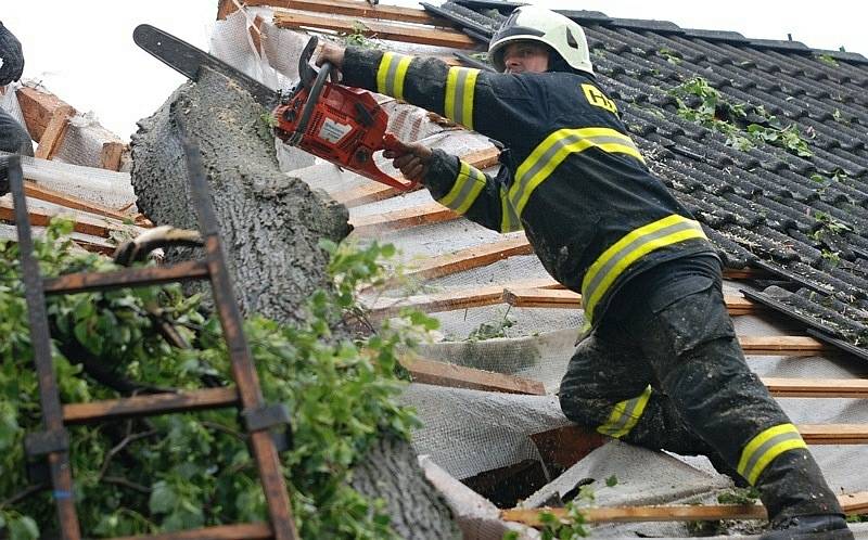 Větrná smršť: v Černíkovicích na Rychnovsku spadl strom na rodinný dům.