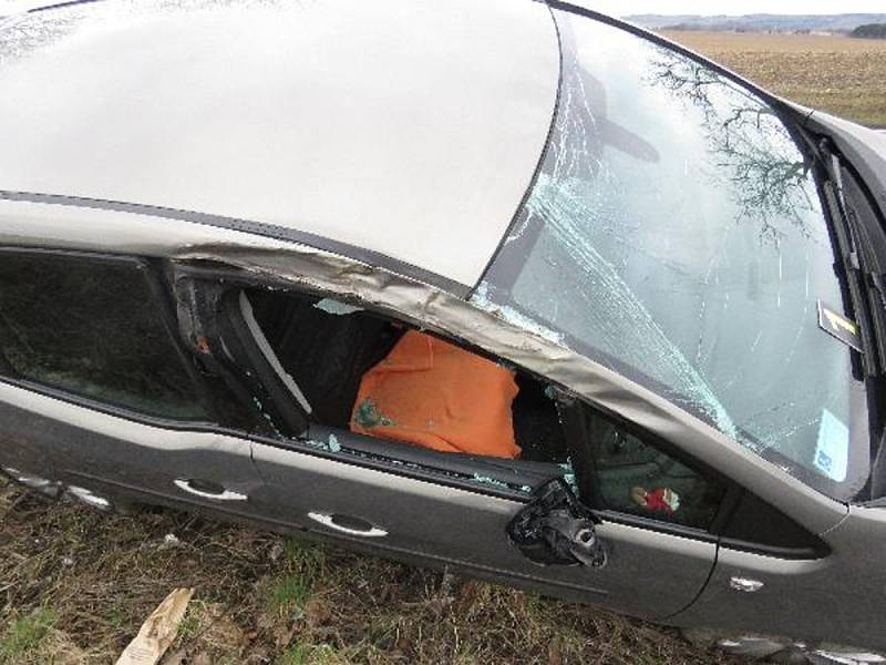 Žena s autem sjela do příkopu a narazila do stromu.