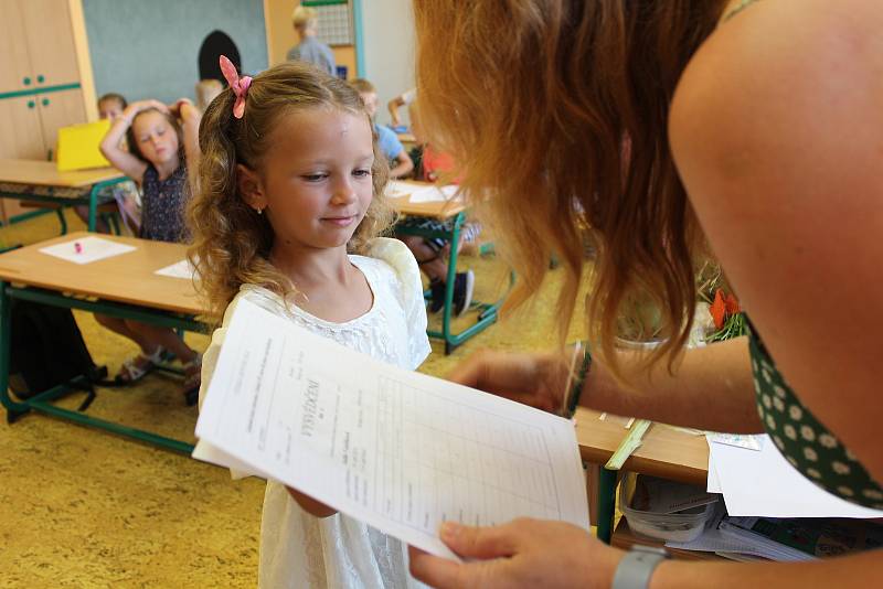 Třída I. A Základní školy Pulická v Dobrušce se určitě na první vysvědčení těšila. A hlavně na prázdniny.