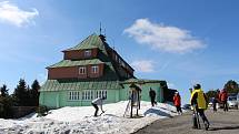 Loni se sezona v Orlických horách vydařila, provozovatelé lyžařských středisek doufají, že počasí bude opět přát a vyjde jim i ta nadcházející. Masarykova chata na Šerlichu.