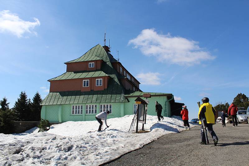 Loni se sezona v Orlických horách vydařila, provozovatelé lyžařských středisek doufají, že počasí bude opět přát a vyjde jim i ta nadcházející. Masarykova chata na Šerlichu.