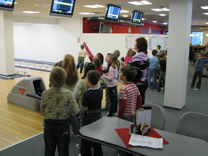 Žáci z 2.C rychnovské Základní školy Javornická oslavili pololetní vysvědčení turnajem v bowlingu. 