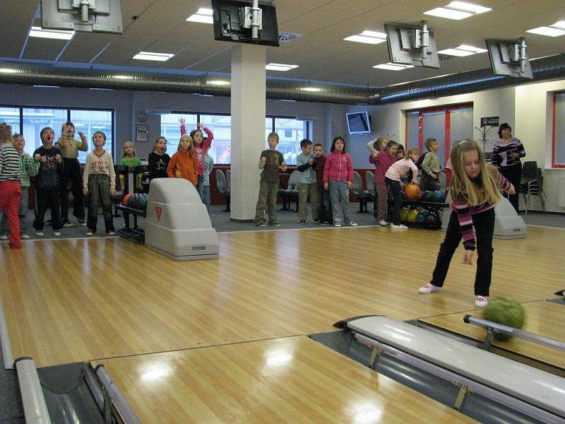 Žáci z 2.C rychnovské Základní školy Javornická oslavili pololetní vysvědčení turnajem v bowlingu. 