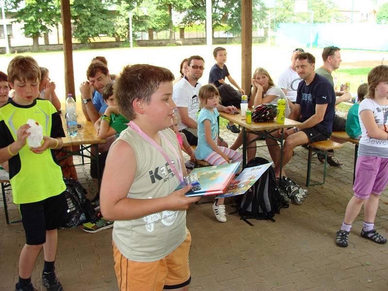 ZÁVOD O DOUDLEBSKOU BRUSLI se konal v neděli na zdejší cyklostezce . Zúčastnili se ho děti i dospělí. 