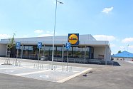 Lidl otevřel v Dobrušce svou prodejnu v červnu 2021, už několik let v jeho těsné blízkosti funguje Penny Market. V sousedství byl navíc naplánován Retail Park.