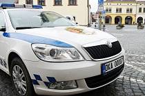 NA OCTAVII MĚSTSKÉ POLICIE v Dobrušce vyšlo na nové značce pořadové číslo 7. Ve spojení s nulami lidem připomíná označení nesmrtelného agenta ve službách jeho Veličenstva.