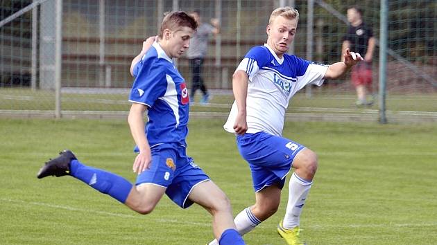 VÍTĚZSTVÍ. Fotbalisté Týniště nad Orlicí v druhém podzimním kole porazili v Olšině  hradeckou Lokomotivu 2:1. Na snímku hostující obránce David Rosulek (vpravo) se snaží zabránit ve střelbě Janu Forejtkovi.     