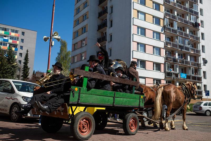 Skupina Black Burinos projela Rychnovem nad Kněžnou, v době karantény tak zahrála občanům z pojízdného pódia.