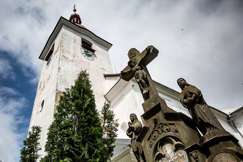 Chátrající kostel v Sedloňově.
