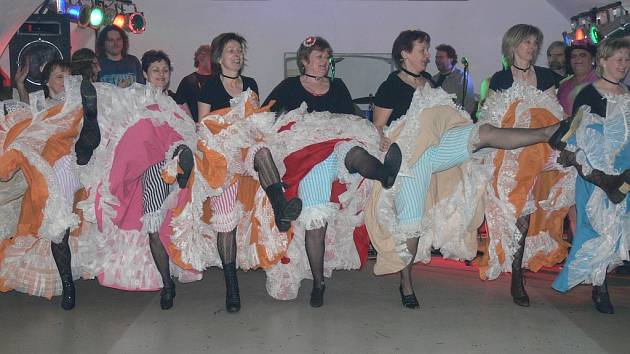 Na karnevale spojeném s koncertem Zlaté svatby v bistru U Vody se masky skvěle bavily.