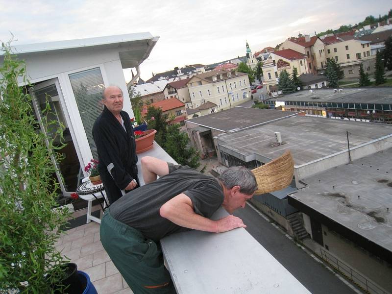 Rorýs obecný uvízl na vlasci ve fasádě rychnovského domu v ulici Anatola Provazníka.