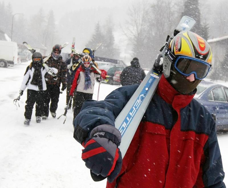 OD PŘEDEŠLÉHO VÍKENDU si mohou lyžaři užívat sněhu v mnoha zimních střediskách Orlických hor. Areály se pomalu začínají plnit a jejich majitelé si slibují vydařenou sezónu.
