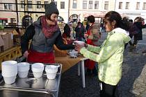 Teplá polévka, čaj a koláčky se rozdávaly na rychnovském Starém náměstí.