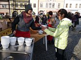 Teplá polévka, čaj a koláčky se rozdávaly na rychnovském Starém náměstí.