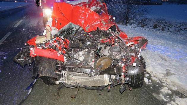 Smrtelné následky měla srážka kamionu s návěsem s osobním autem u Nového Města na Hradecku.