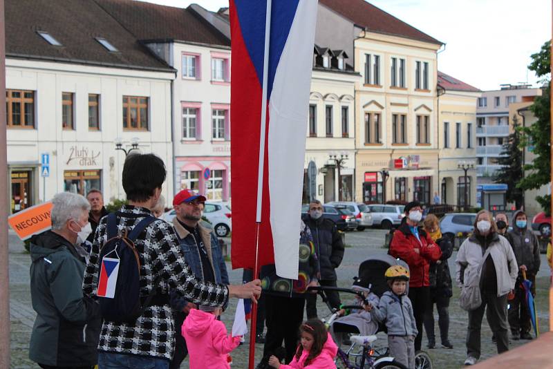 Na rychnovském Starém náměstí se ve čtvrtek večer sešlo necelých pět desítek příznivců Milionu chvilek pro demokracii.