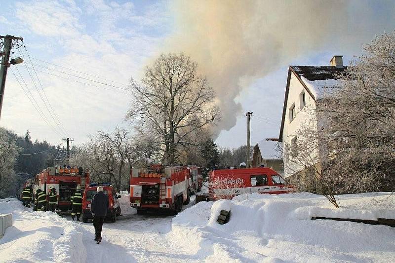 Stodola u rodinného domku shořela ve čtvrtek dopoledne v Nové Vsi u Albrechtic nad Orlicí.