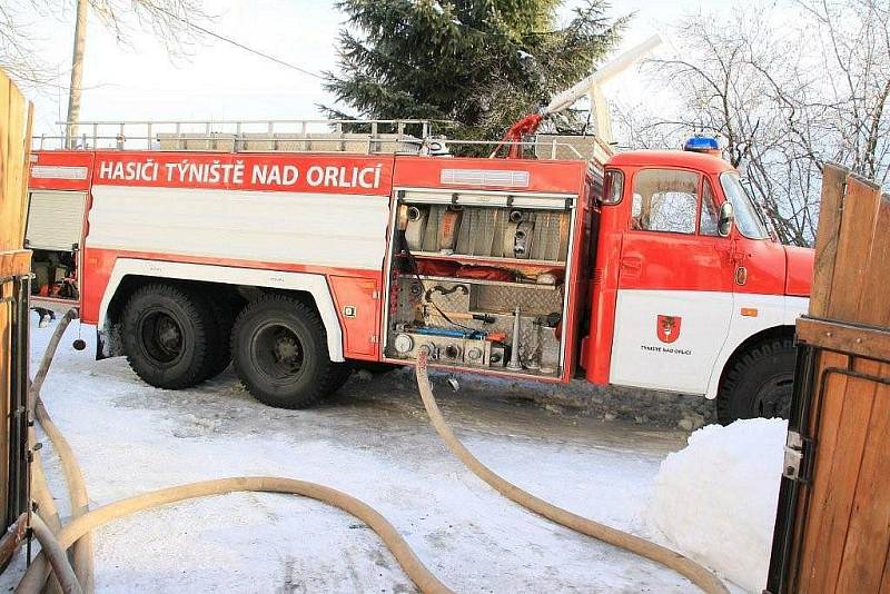 Stodola u rodinného domku shořela ve čtvrtek dopoledne v Nové Vsi u Albrechtic nad Orlicí.