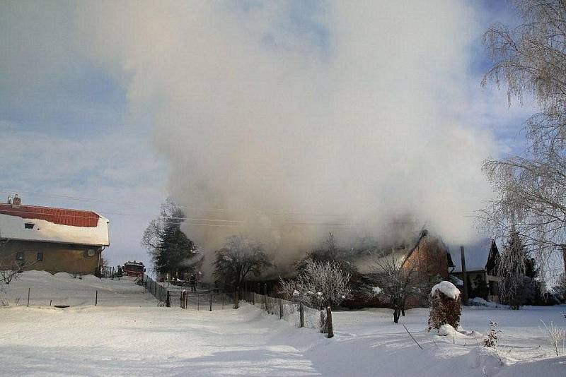 Stodola u rodinného domku shořela ve čtvrtek dopoledne v Nové Vsi u Albrechtic nad Orlicí.