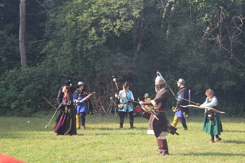 Do Kvasin na slavnosti se sjely stovky členů spolků historického šermu, aby se ukázaly i v boji.