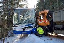 Dopravní nehoda autobusu a vozidla zimní údržby u Bartošovic v Orlických horách.