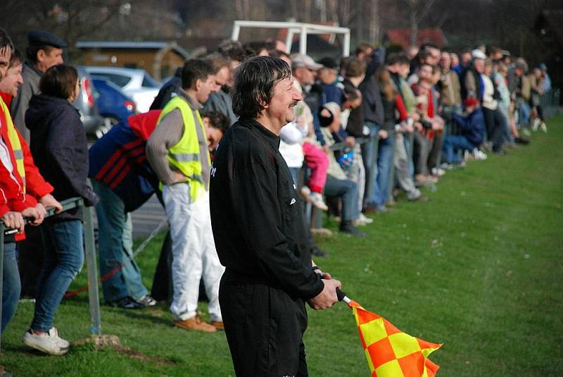 Z okresního derby krajské I. B třídy AFK Častolovice - SK Albrechtice (1:1). 