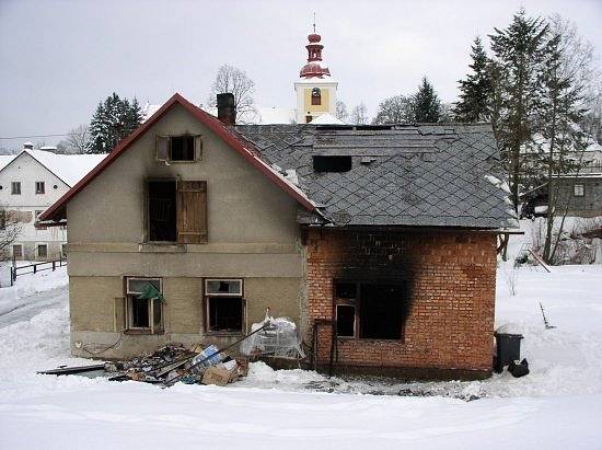 Požár rodinného domu likvidovaly 4 sbory.