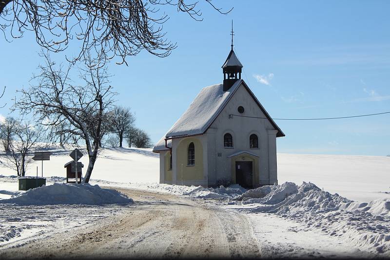 Kostely a kapličky v Orlických horách lákají turisty.