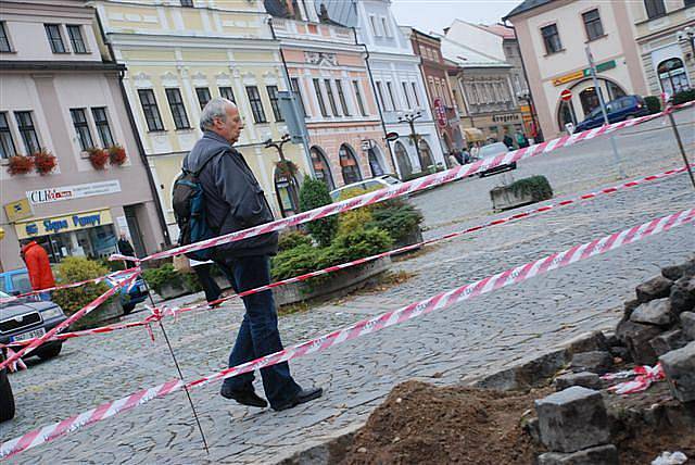 Více než sto let zdobila rychnovské Staré náměstí trojice lip v okolí kašny. Vykácení však bylo nevyhnutelné