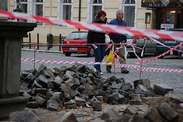 Více než sto let zdobila rychnovské Staré náměstí trojice lip v okolí kašny. Vykácení však bylo nevyhnutelné