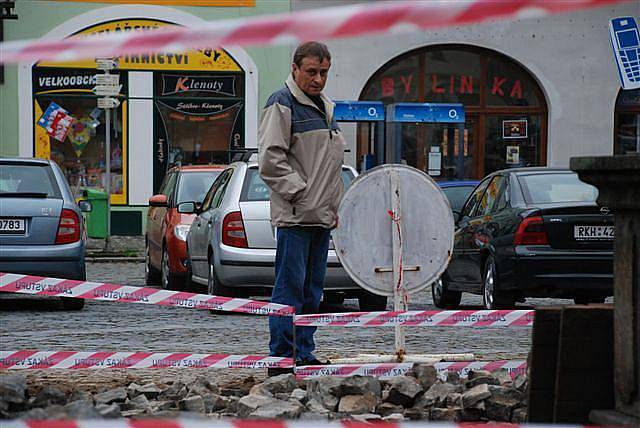 Více než sto let zdobila rychnovské Staré náměstí trojice lip v okolí kašny. Vykácení však bylo nevyhnutelné