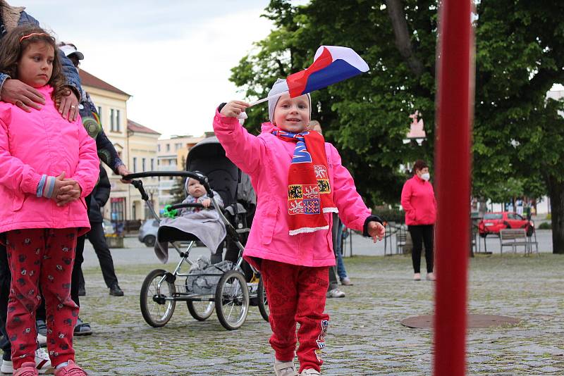 Na rychnovském Starém náměstí se ve čtvrtek večer sešlo necelých pět desítek příznivců Milionu chvilek pro demokracii.