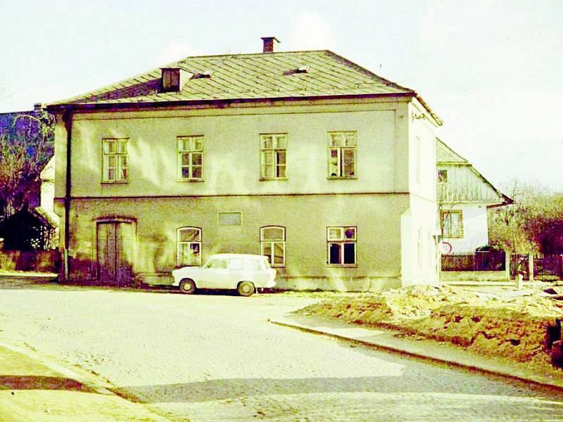 RODNÝ DŮM Karla Poláčka stál v místech, kde dnes stojí budova Územního odboru policie Rychnov nad Kněžnou