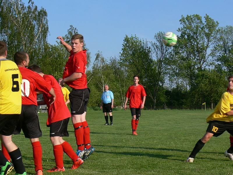 Osm gólů vstřelili fotbalisté Křovic do sítě oslabené albrechtické rezervy.